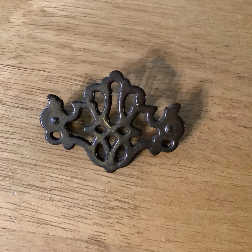 4 Antique-Style drawer pulls in Aged Brass